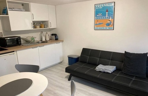Saint-Martin-aux-Chartrains Apartment | Nice apartment between Deauville and Pont-L'Evêque