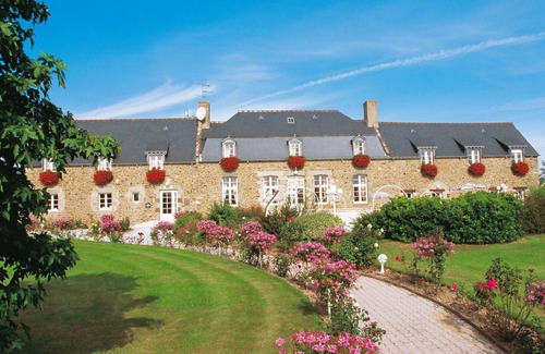 Saint-Jouan-des-Guerets Apartment | Nice apartment for 5 people with pool, WIFI, TV and terrace