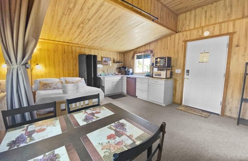Mammoth Creek House | Nice and Knotty studio cabin perfect location to explore Zion NP & Bryce Canyon