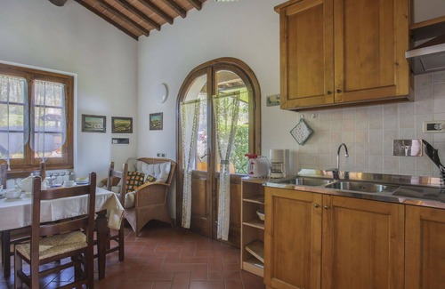 Castelfranco di Sopra Villa | Nice apartment in villa for 4 guests with pool, WIFI, terrace, pets allowed and parking