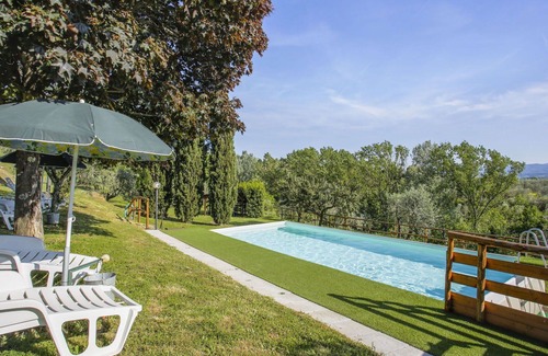 Castelfranco di Sopra Villa | Nice apartment in villa for 4 guests with pool, WIFI, terrace, pets allowed and parking