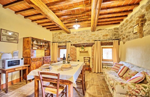 Castelnuovo Berardenga Apartment | Nice apartment for 3 guests with WIFI, pool, pets allowed, panoramic view and parking
