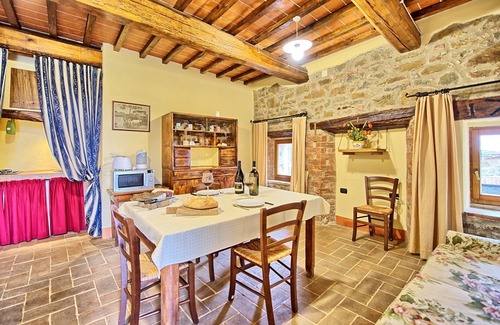 Castelnuovo Berardenga Apartment | Nice apartment for 3 guests with WIFI, pool, pets allowed, panoramic view and parking