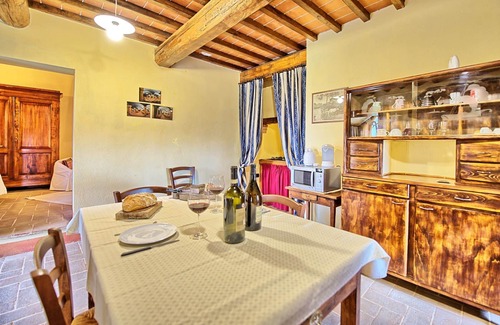 Castelnuovo Berardenga Apartment | Nice apartment for 3 guests with WIFI, pool, pets allowed, panoramic view and parking