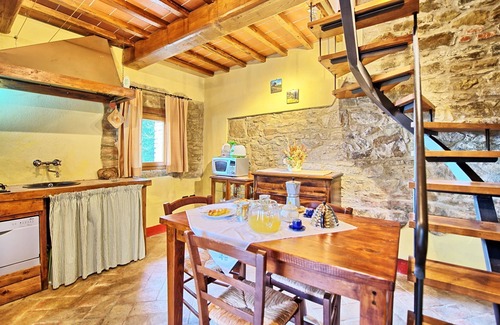Castelnuovo Berardenga Apartment | Nice apartment for 2 guests with pool, WIFI, A/C, pets allowed, panoramic view and parking