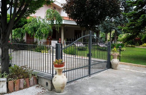 Roseto degli Abruzzi Villa | Nice apartment in villa for 2 guests with A/C, WIFI, TV and patio