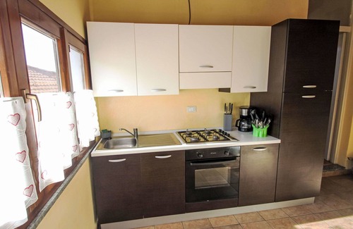 Porto Valtravaglia Apartment | Nice apartment for 4 guests with TV and pets allowed