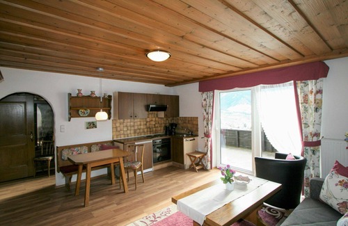 Pfons Apartment | Nice apartment for 5 people with TV, terrace, panoramic view and parking