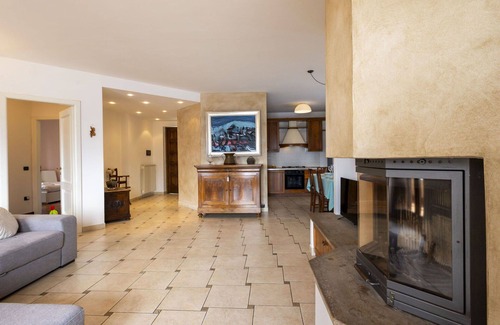 Riva di Solto Apartment | Nice apartment for 5 guests with hot tub, WIFI, TV, patio, pets allowed and parking