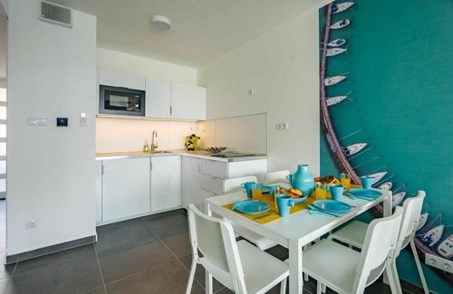 Balatonszemes Apartment | Nice apartment for 6 guests with A/C, pool, WIFI, TV, terrace, pets allowed and parking