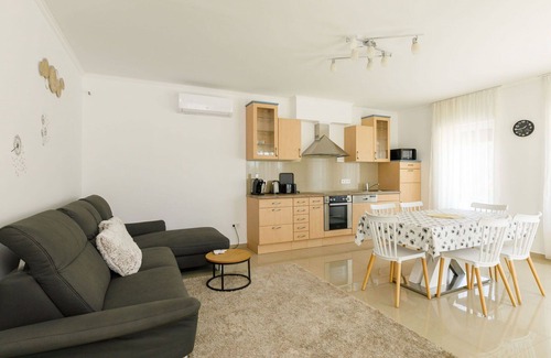 Balatonszarszo Apartment | Nice apartment for 5 people with WIFI, A/C, TV and balcony
