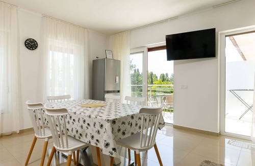 Balatonszarszo Apartment | Nice apartment for 5 people with WIFI, A/C, TV and balcony