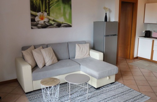 Colà Di Lazise Apartment | Nice apartment for 3 people with pool, A/C, TV, balcony and pets allowed