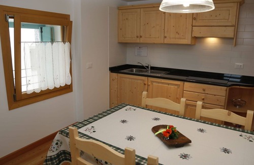 Raveo Apartment | Nice apartment for 3 people with WIFI, TV, patio, pets allowed and parking