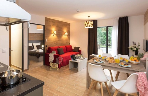 Les Tines Apartment | Nice apartment for 4 guests with hot tub, pool, TV, balcony and parking
