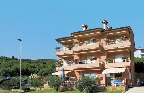 Rabac Apartment | Nice apartment for 4 guests with WIFI, pool, A/C, TV, terrace and pets allowed