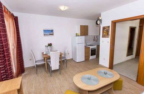 Cesarica Apartment | Nice apartment for 4 people with A/C, WIFI, TV and terrace