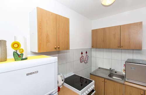 Cesarica Apartment | Nice apartment for 4 people with A/C, WIFI, TV and terrace