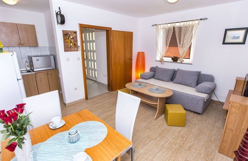 Cesarica Apartment | Nice apartment for 4 people with A/C, WIFI, TV and terrace