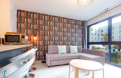 Bassins a Flot Apartment | Nice apartment for 4 with parking, near Cité du Vin