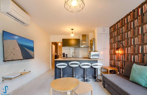 Bassins a Flot Apartment | Nice apartment for 4 with parking, near Cité du Vin