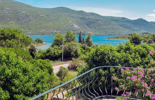 Mali Ston Apartment | Nice apartment for 5 people with pool, A/C, WIFI, TV, terrace, pets allowed and parking