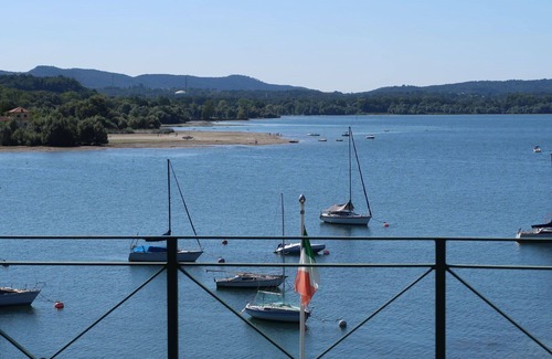 Monvalle Apartment | Nice apartment for 5 guests with WIFI, pool, TV, balcony, pets allowed and parking