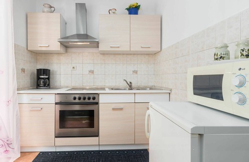 Vrznaveri Apartment | Nice apartment for 5 people with A/C, WIFI, pool, TV, terrace, pets allowed and parking
