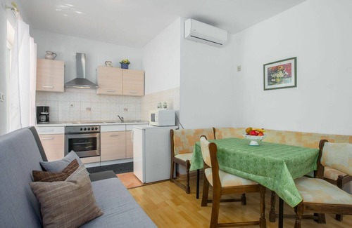 Vrznaveri Apartment | Nice apartment for 5 people with A/C, WIFI, pool, TV, terrace, pets allowed and parking