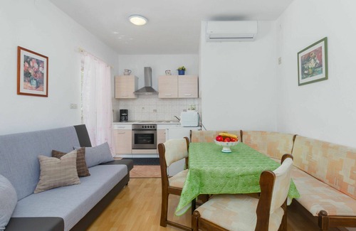 Vrznaveri Apartment | Nice apartment for 5 people with A/C, WIFI, pool, TV, terrace, pets allowed and parking