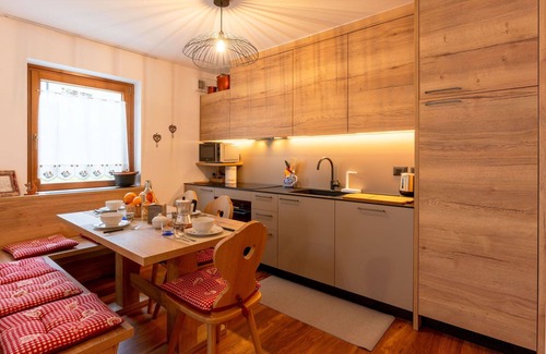 Penia Apartment | Nice apartment for 6 guests with WIFI, TV, patio, pets allowed and parking