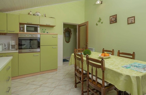 Labinci Apartment | Nice apartment for 6 guests with WIFI, pool, A/C, TV and terrace