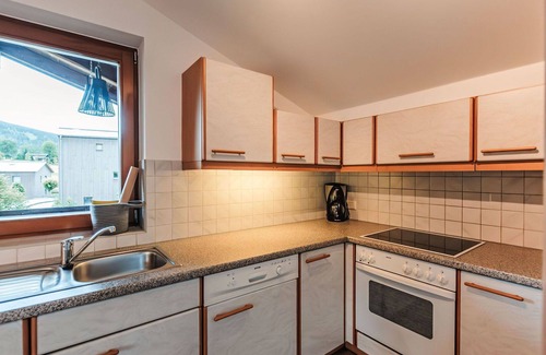 Goldegg Apartment | Nice apartment for 8 guests with WIFI, pool, TV, balcony, pets allowed and parking