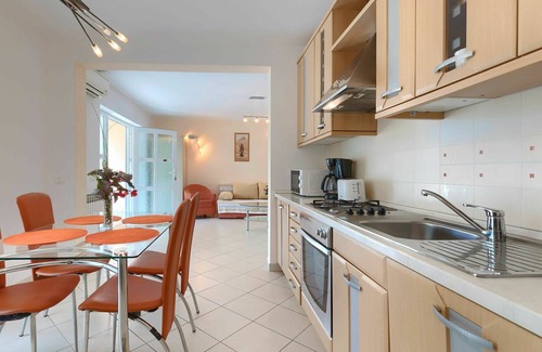 Debeljuhi Apartment | Nice apartment for 8 people with pool, A/C, WIFI, TV and terrace