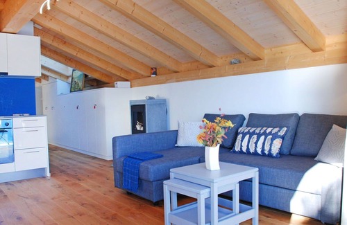 Porto Ronco Apartment | Nice apartment for 4 people with WIFI, TV, balcony, pets allowed and panoramic view