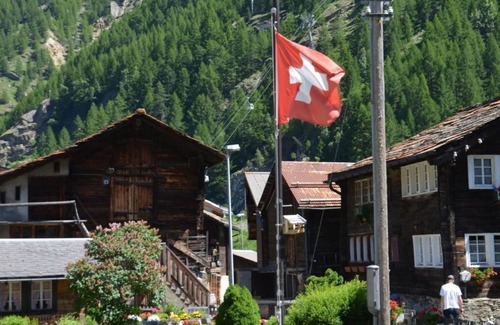 Saas Grund Apartment | Nice apartment for 4 guests with WIFI, TV, balcony and pets allowed