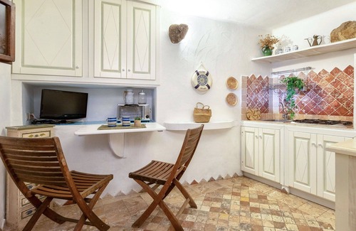 Capo d'Orso Apartment | Nice apartment for 2 people with A/C, TV and pets allowed