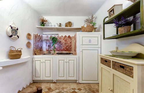 Capo d'Orso Apartment | Nice apartment for 2 people with A/C, TV and pets allowed