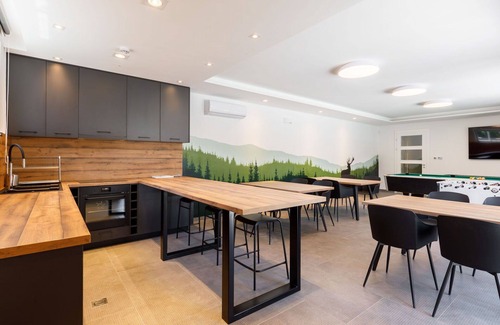 Balatonszarszo House | Nice apartment in villa for 12 guests with A/C, WIFI, hot tub, TV and patio