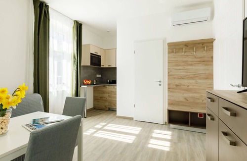 Balatonszarszo House | Nice apartment in villa for 12 guests with A/C, WIFI, hot tub, TV and patio