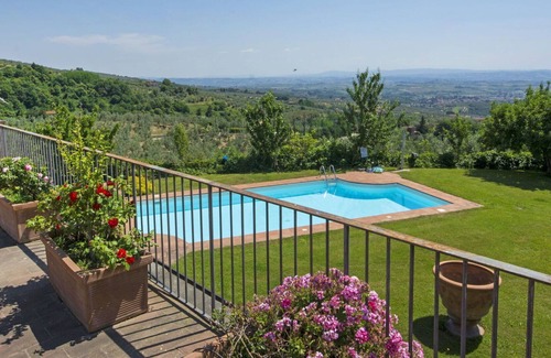 Fornello Villa | Nice apartment in villa for 4 people with WIFI, A/C, pool, TV and parking
