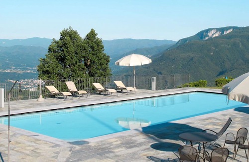 Molazzana Villa | Nice apartment in villa for 4 guests with pool, WIFI, TV, terrace, pets allowed and parking