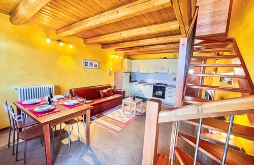 Peglio House | Nice apartment in villa for 6 guests with WIFI, TV and patio