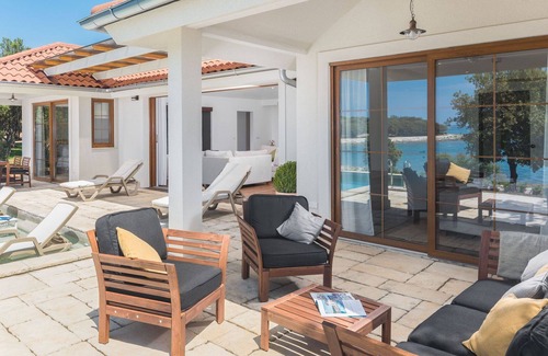 Bale House | Nice apartment in villa with A/C, private pool, WIFI, hot tub, TV, terrace and pets allowed