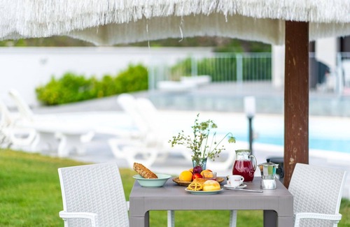Citta Sant'Angelo Villa | Nice apartment in villa with A/C, WIFI, pool, TV, patio, pets allowed, panoramic view, parking