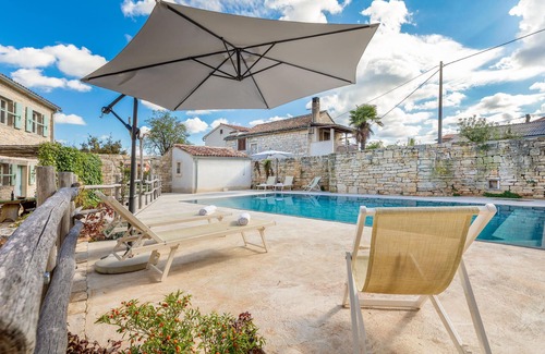 Karlovici Apartment | Nice apartment in Zminj with WiFi