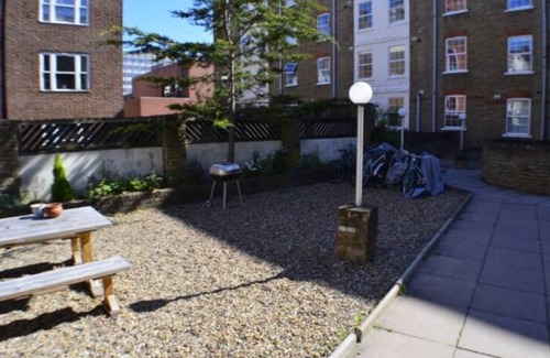 Bishopsgate Apartment | Nice apartment right in the City!