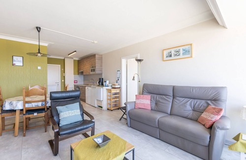 Middelkerke Apartment | Nice apartment with shared pool