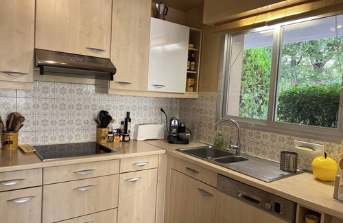 Hyeres City Centre Apartment | Nice apt on the ground floor - terrace, private garden - view "escape sea"