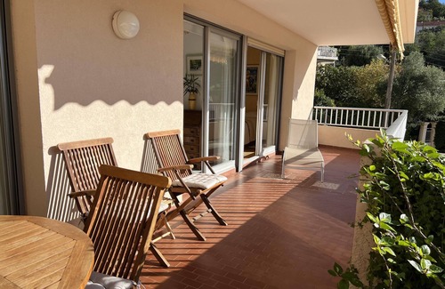 Hyeres City Centre Apartment | Nice apt on the ground floor - terrace, private garden - view "escape sea"